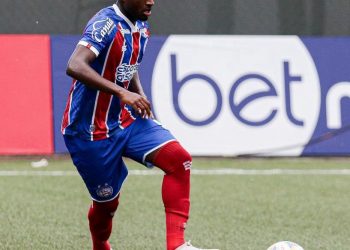 O jogador Ryan, lateral do Bahia, submete-se a procedimento cirúrgico após sofrer uma lesão no tornozelo.