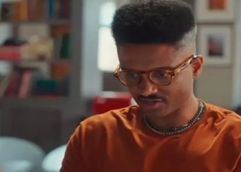 O ator Orlando Caldeira recupera a consciência após sair do coma induzido.