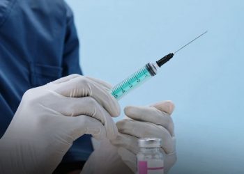 Nesta quinta-feira (7), a Bahia inicia a distribuição de vacinas contra a gripe. Confira quem está apto a receber a imunização.