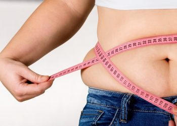 A presença de obesidade abdominal em conjunto com fraqueza muscular aumenta o risco de desenvolver síndrome metabólica.