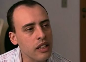 Laudo afirma que Alexandre Nardoni demonstra um comportamento excelente e não há recomendação psiquiátrica contrária ao cumprimento de pena em regime aberto.