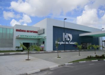 Dois indivíduos falecem em confronto com a Polícia Militar em Massaranduba; durante a operação, uma submetralhadora e drogas foram apreendidas.