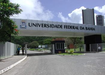 Docente da Escola de Teatro da UFBA enfrenta acusações de assédio por parte de alunas; professor refuta alegações.