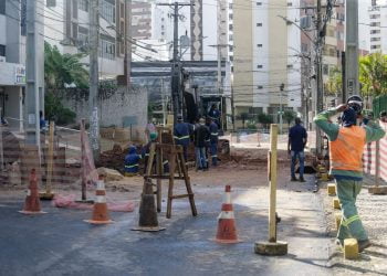 O tráfego de veículos foi bloqueado em uma rua na Pituba.