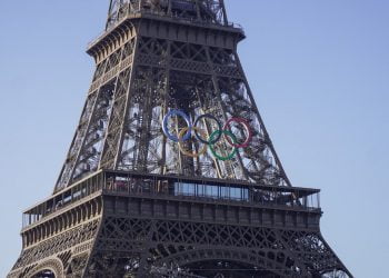 Os anéis olímpicos foram recentemente montados na Torre Eiffel, criando uma atmosfera de expectativa e entusiasmo enquanto Paris se prepara para sediar os Jogos.