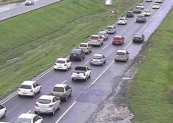 Na manhã desta terça-feira, a BR-324 apresenta um tráfego intenso com movimento de retorno para Salvador.