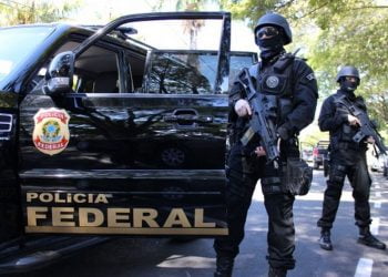 A Polícia Federal conduziu uma operação para deter os implicados no evento de 8 de janeiro que desobedeceram às medidas cautelares; um total de 38 pessoas foram detidas.