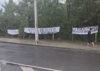 Torcedores do Vasco cobram o elenco durante visita ao CT Moacyr Barbosa.