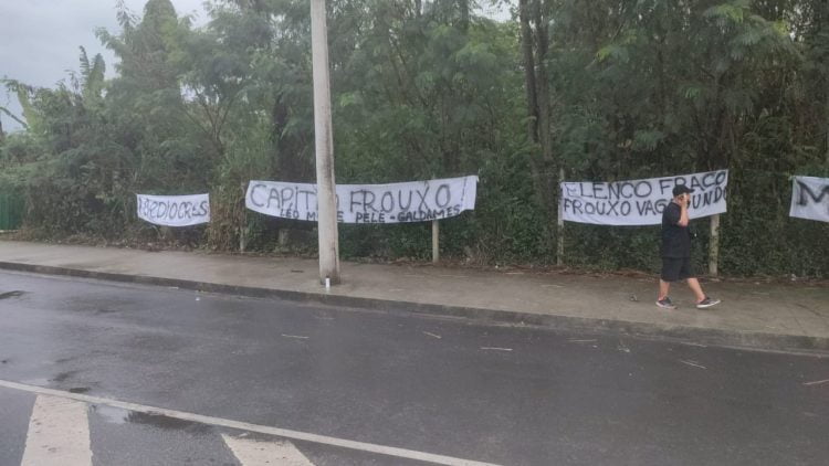 Torcedores do Vasco cobram o elenco durante visita ao CT Moacyr Barbosa.