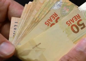 Há 30 anos, o Plano Real foi implementado, marcando o fim da hiperinflação e estabilizando a economia brasileira.