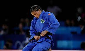 Chorando muito, Rafaela Silva revela que se lesionou em luta: ‘Não consegui mais fazer nada’