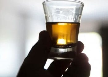 Imposto seletivo para bebidas alcoólicas pode reduzir óbitos e doenças, diz Ministério da Saúde