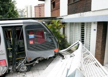 Micro-ônibus invade casa e deixa passageiros feridos na Zona Sul de SP
