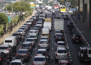 A CET multa um motorista a cada 3 minutos por desrespeitar o sinal vermelho em São Paulo; até outubro de 2024, foram mais de 4,8 milhões de infrações registradas.