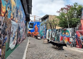 Após prejuízos de mais de R$ 150 mil, comerciantes e moradores do Beco do Batman, em SP, cobram ação da prefeitura contra enchente