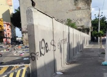 Prefeitura de SP constrói muro de 40 metros de extensão e confina Cracolândia