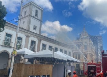 Prédio da Câmara de Salvador pega fogo nesta segunda-feira