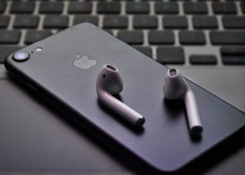 Apple Lança AirPods com Novos Recursos para Deficientes Auditivos
