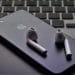 Apple Lança AirPods com Novos Recursos para Deficientes Auditivos