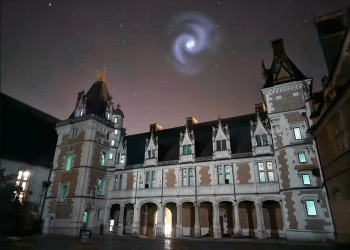 Espiral misteriosa ilumina o céu da Europa