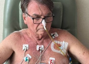 Bolsonaro dá entrevista do hospital e volta a criticar ação sobre golpe de Estado