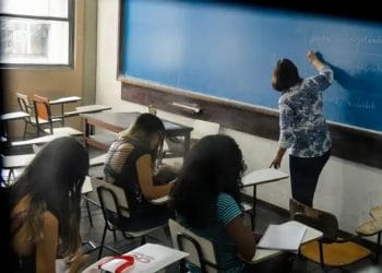 Servidores municipais da Educação definem paralisação e indicativo de greve em protesto pelo piso salarial