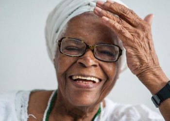 Academia de Letras da Bahia celebra 100 anos de Mãe Stella de Oxóssi com lançamento de instituto