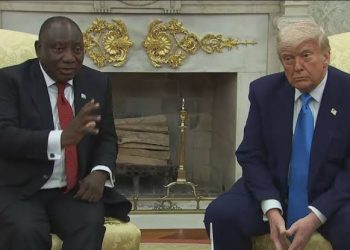 Trump constrange presidente da África do Sul com supostos vídeos de ‘genocídio branco’