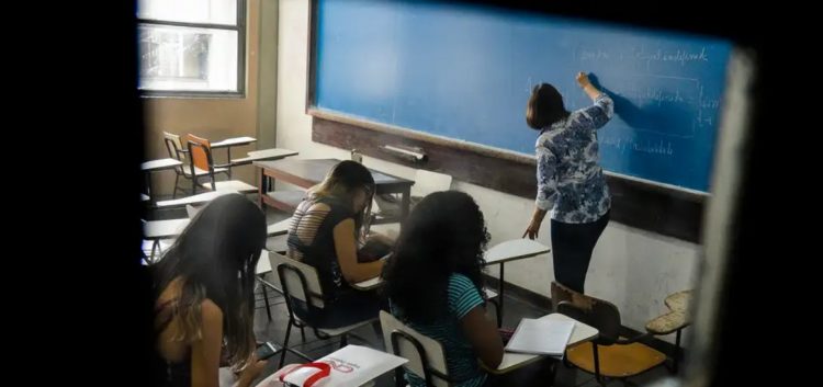 Professores da rede pública do DF aprovam greve nesta terça-feira (27)