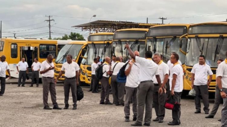 Greve de ônibus: Reunião de rodoviários com empresários termina sem acordo
