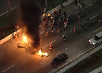 Manifestação bloqueia pista da Marginal Pinheiros e causa transtornos no trânsito de São Paulo