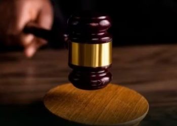 Ficar com pix feito por engano, deixar criança sozinha e xingar policial: veja situações que são crimes e talvez você não saiba