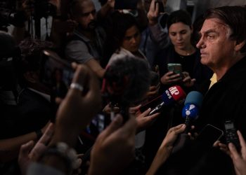 Moraes reforça proibição do uso de redes sociais por Bolsonaro e alerta para risco de prisão