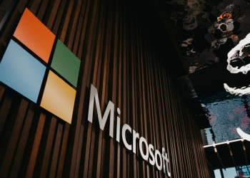 Microsoft economiza R$ 2,78 bilhões com IA, mas é criticada após demissões em massa