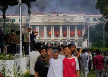Rebelião da Geração Z: protestos na Ásia derrubam governo e desafiam elites